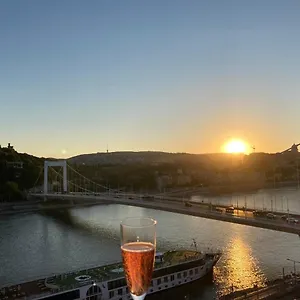 Apartment Riverside Flat With King Castle View