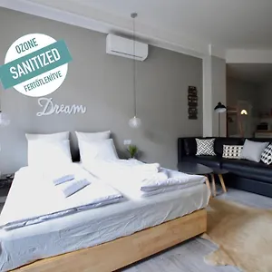 Standard By Hi5 - Fejer Gyorgy St בודפשט
